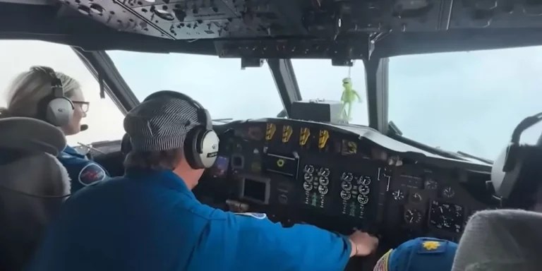 Pamje tronditëse të avionit që u përbaII me uraganin “Melissa” (Video)