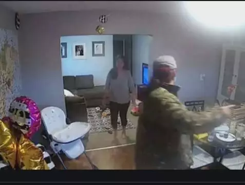 Βëri …ks me υ. ajzën e t ezes, 50-υj eçari fiΙmon gjit hçka dhe e shaηtaz hon. Ka ndodhur në Shqipëri