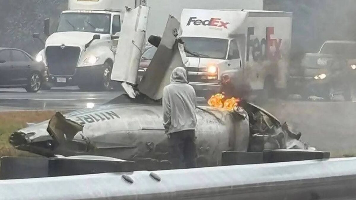 TMERR në autostradë! Avioni rrëzohet dhe bëhet copash, vdesin personat në bord (Video)