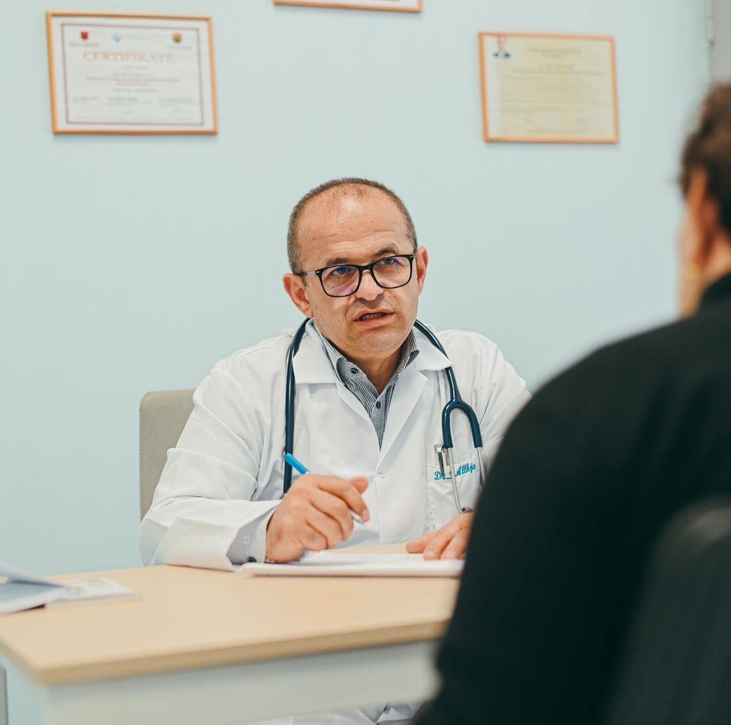 “Shëndeti i Kryeministrit në rr*zik?” – Doktori Ilir Allkja ngre shqetësim për gjendjen e Edi Ramës (Foto)