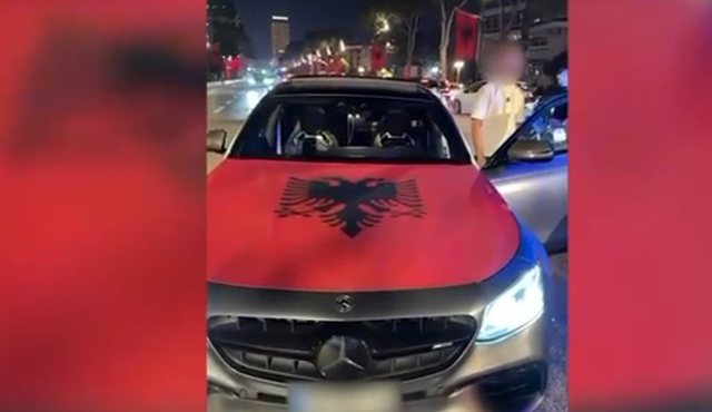 Festojnë Ditën e Flamurit duke… xhiruar gomat në bulevard, e pësojnë tre shoferët. U sekuestrohen makinat (VIDEO)