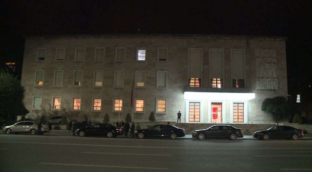Momente të ethshme në Kryeministri/ Ministrat mblidhen sërish në orët e natës për një tjetër mbledhje