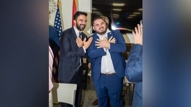 Mamdani me shqiponjën shqiptare/ Fotot e Kryebashkiakut të ri të Nju Jorkut cmendin rrjetin!