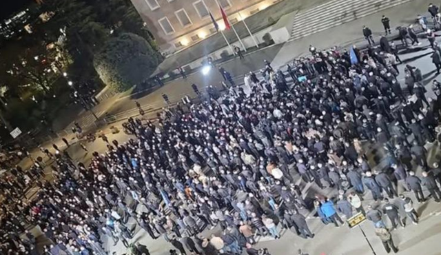 Balla ndan foton nga protesta e opozitës dhe ironizon me pjesëmarrjen: Ia doli ta fundosë PD-në në shoqatë