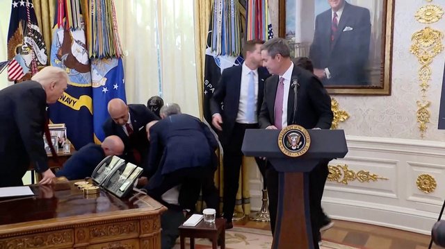 Drejtuesit të një kompanie farmaceutike i bie të fikët gjatë konferencës së Trump (VIDEO)