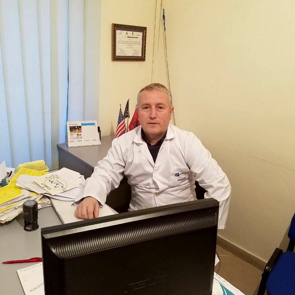 “E bëra t reshe me dy ρraktikante”, ky është mjeku cmendur në Tiranë që i futi dυart ρacientes dhe i kërkon të bë jnë s ▪︎ ks në zγrë