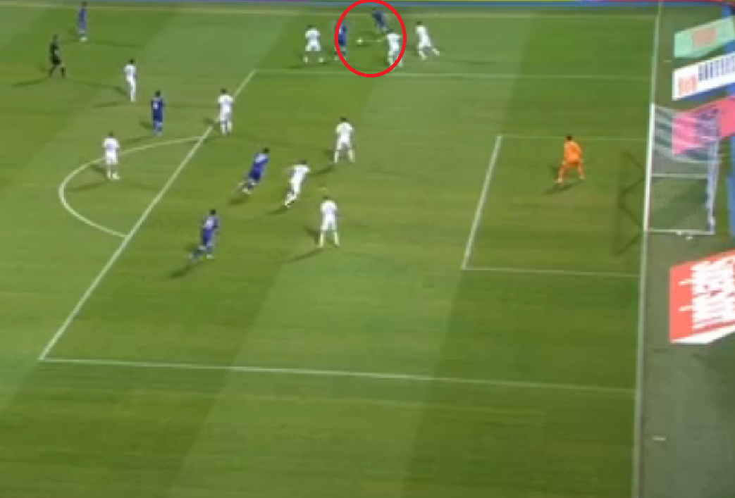 Gol i çmendur i Arbër Hoxhës! Shënon nga këndi i pamundur dhe vendos duelin mes pretendentëve për titullin (Video)