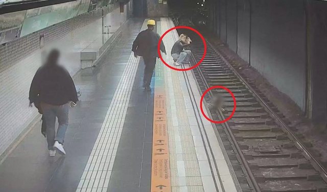 Ish-agjentja e policisë kthehet në heroinë, shpëton burrin e dehur që bie mbi shinat e trenit (VIDEO)