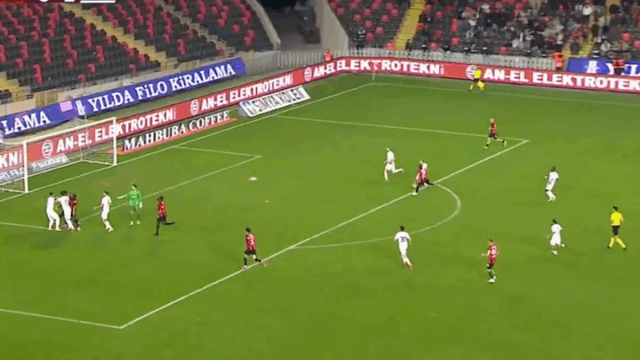 Portieri shkon të shuajë sherrin në zonë, Boateng shënon me portë bosh, goli më absurd i vitit ndodh në Turqi (VIDEO)