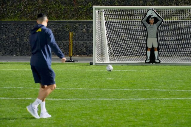 Cristiano Ronaldo sfidon teknologjinë, mposht portierin robot të krijuar nga një ish-inxhinier i NASA-s (VIDEO)