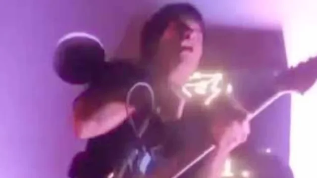 E frikshme/ Këngëtari goditet nga rryma elektrike sapo prek mikrofonin (VIDEO)