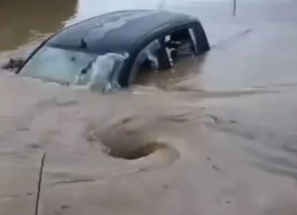 Pamje Tr*gjike ne Greqi, stuhia spirale tërheq makinën, momenti kur shpëtohen 3 persona