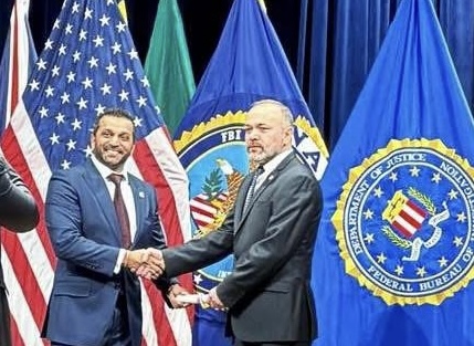 Ambasada amerikane nxjerr FOTO të hetuesit të BKH me kreun e FBI dhe jep një mesazh
