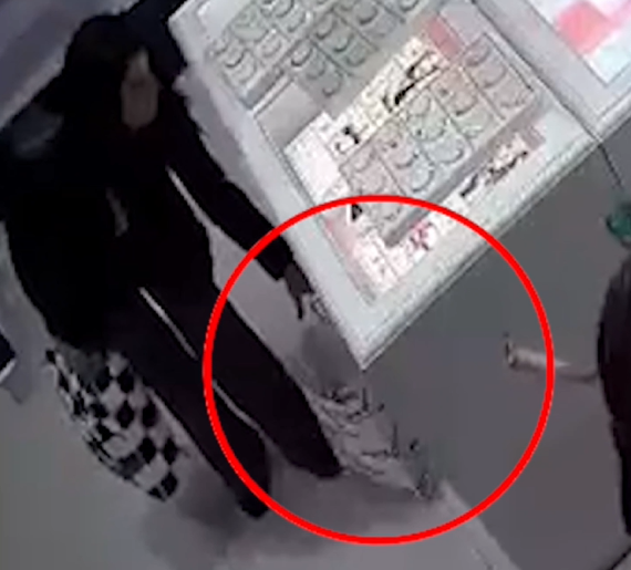 “Paturpësi!”/ E reja i merr qesen qytetares “sy për sy” në dyqan