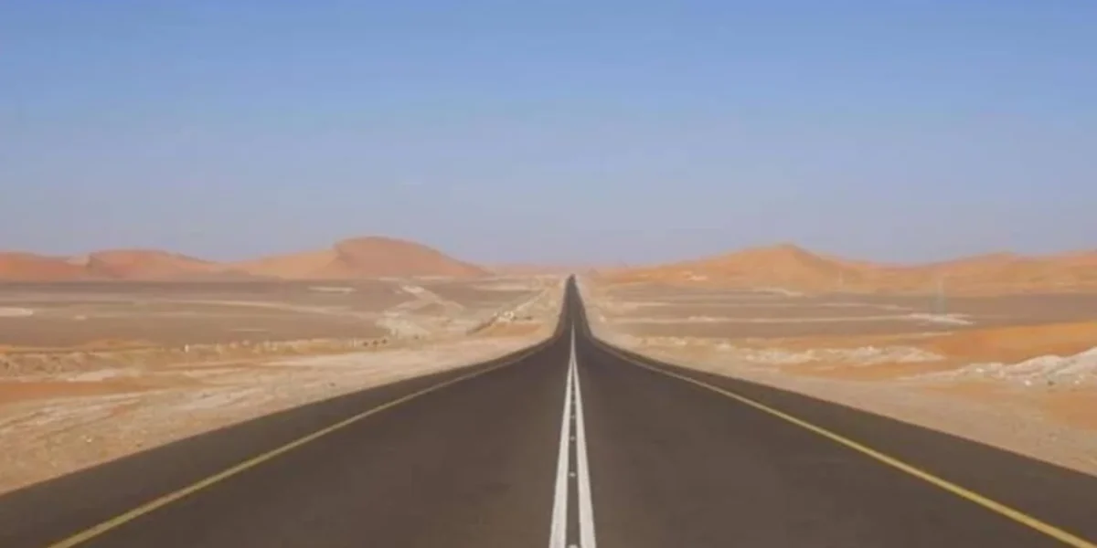 Rruga më e drejtë në botë, si është të ngasësh makinën 240 km pa kthyer timonin asnjëherë?