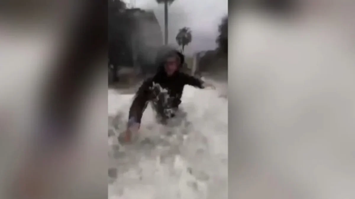 Ishin duke treguar “Live” gjendjen nga moti i keq, kryebashkiakët i merr vala e ujit… (VIDEO)