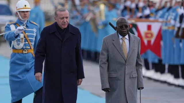 Incident gjatë takimit me Erdogan, presidenti nigerian rrëzohet teksa po futej në Pallatin Presidencial (VIDEO)