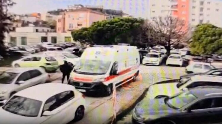 Detaji nga mbërritja e Altin Ndocit në spital, i paraburgosuri del nga ambulanca i lirë dhe pa pranga (Video)