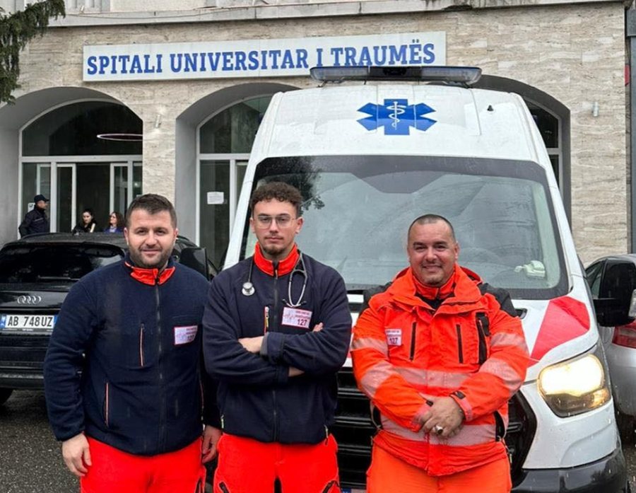 15 vjeçari pa ndjenja në Tiranë, urgjenca 127 udhëzon qytetarët si të bëjnë masazh kardiak nga telefoni dhe i shpëtojnë jetën (NGJARJA)