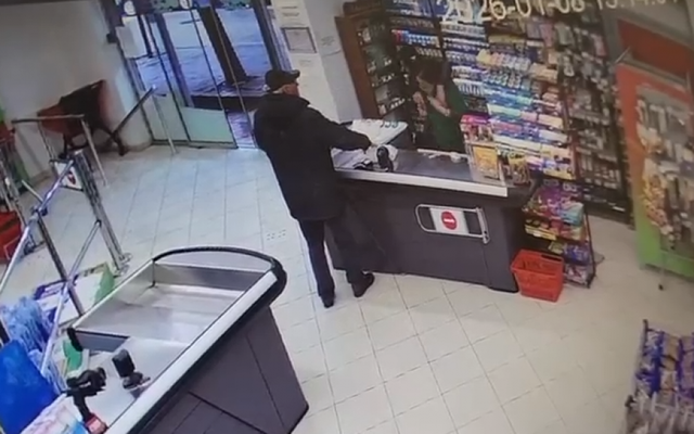 E frikshme/ “Kapërcen banakun dhe i drejton thikën kasieres”, Grabitet Eco Market në Tiranë (Video)