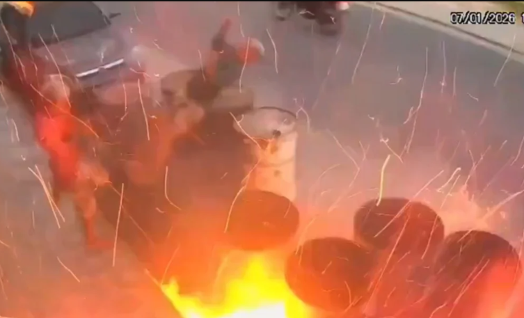 Ρamje tron,ditëse! Po luanin me çakmak pranë fuçive të naftës, dy të rinjtë filmohen kur hi dhen në erë (Video)