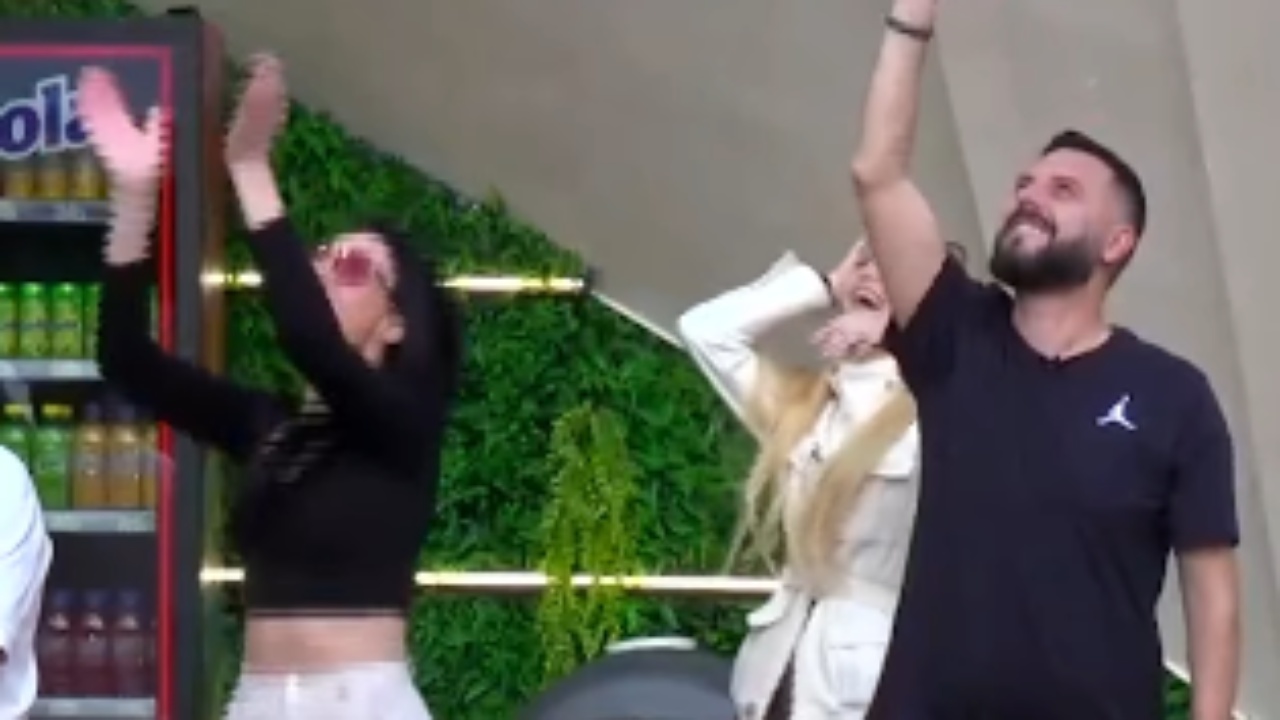 Petale trëndafilash nga ajri…/ Zbuloni dy banorët që morën surprizën e veçantë (Video)