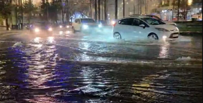 Moti i keq në Greqi, shënohen dy viktima, dëme dhe përmbytje në Athinë dhe në zonat bregdetare