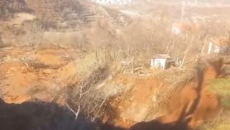 Prag tragjedie në vend, rrëshqitje masive të tokës! Dhjetëra banesa të dëmtuara, rrezik për katastrofë