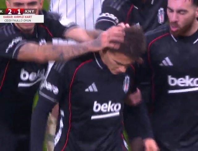 Debutim i çmendur i Asllanit te Beshiktash, jep asist për golin e fitores dhe del me të kuq në vetëm 5 minuta në fushën e lojës