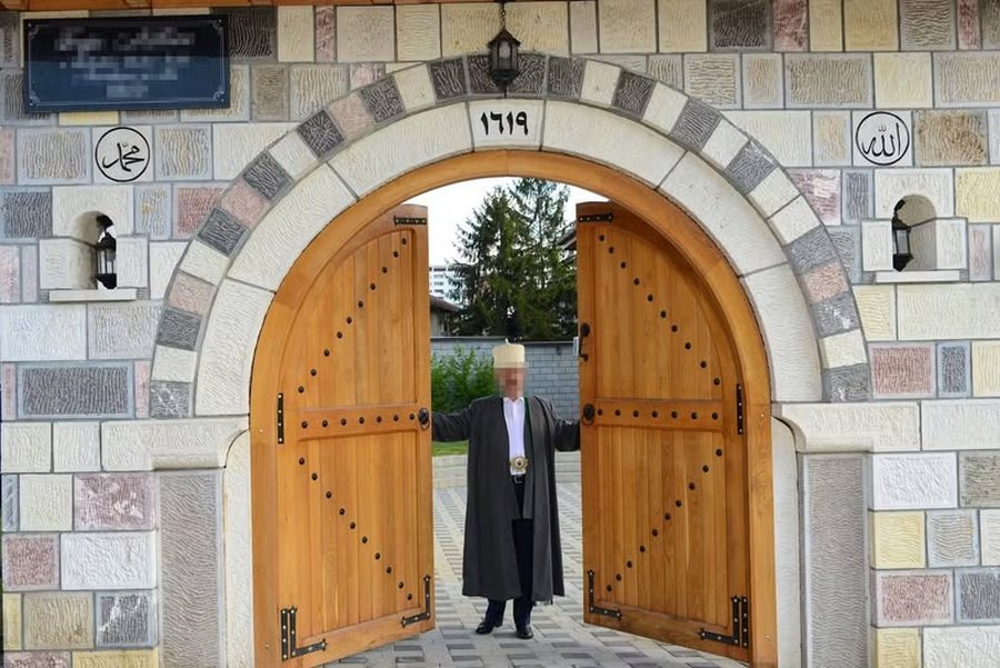 Predikonte mirësi në rrjete sociale por jetonte në luks të fituar me mashtrim! Me 120 makina e qira 24 mijë franga, gjykata zviceriane jep DËNIMIN për imamin nga Kosova