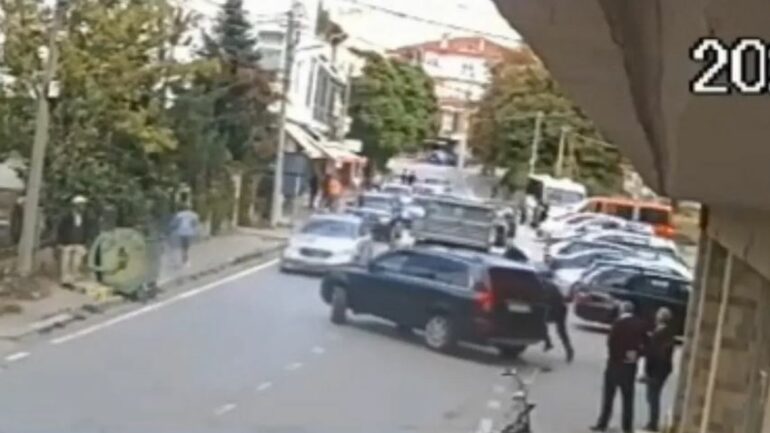 “Kemi frikë të dalim nga shtëpia, ndihemi të kërcënuar!”- Rrëfen një nga familjarët e dhunuar në Durrës: Na zunë rrugën kur po dërgonim të afërmin në spital! As bukë për fëmijët s’kemi marrë