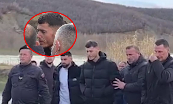 Vëllai i 30-vjeçarit shqiptar që u gjet sot shpërthen në lot, momenti kur trupi i pa jetë sillet në breg