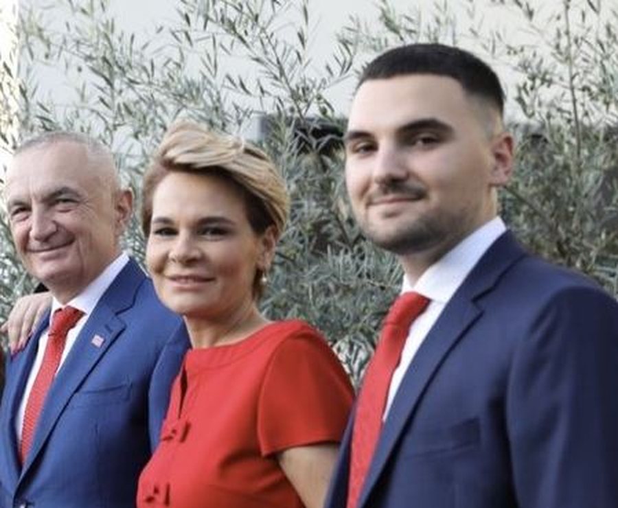 Bën “gol” djali i Monikës! I lidhur prej kohësh me këngëtaren yll shqiptare! Emri i saj do iu habisë (Foto)