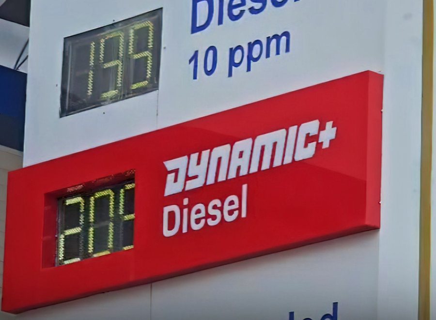 “Çmendet” tregu! Nafta shitet me 118 dollarë për fuçi, në Shqipëri litri e kalon 205 lekëshin