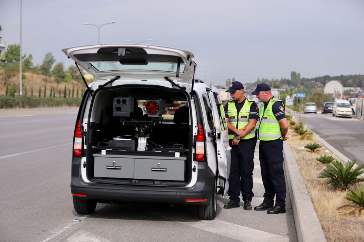 Çmenduri” në Unazë në Tiranë, pajisja inteligjente e Policisë kap shoferin duke …