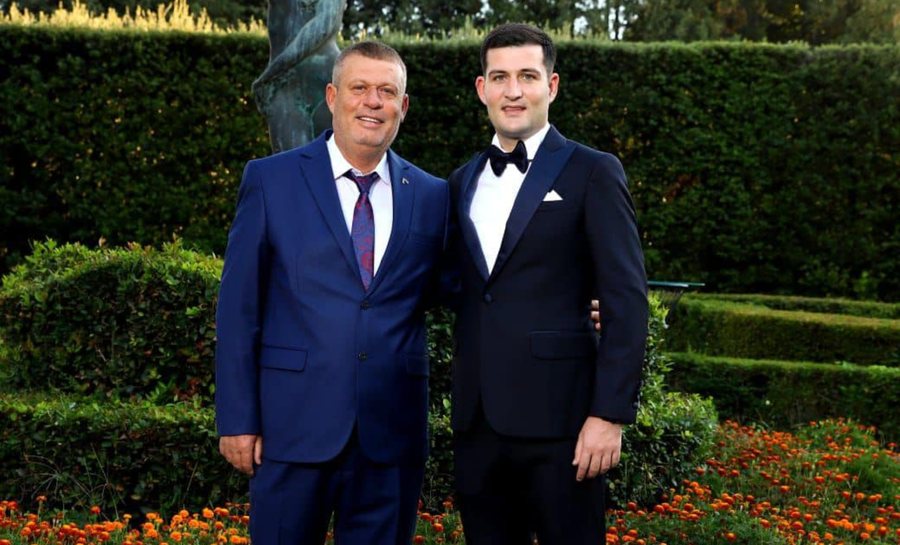 “Merre hallallin e babës, amanet të lë…” Arbër Hajdari në lot: Letra e të atit zbulon sekretin e familjes që askush s’e dinte!