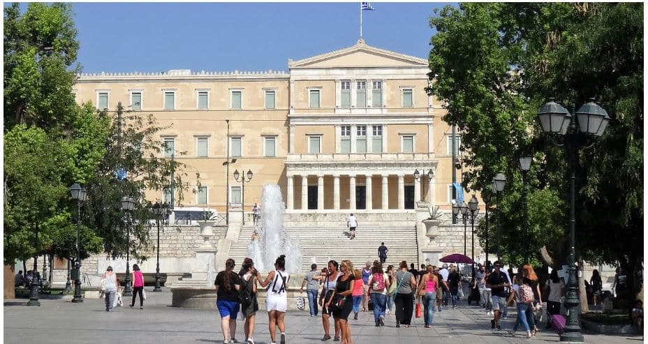 Mijëra shqiptarë rrezikojnë lejen e qëndrimit në Greqi, eksperti: Ja rreziku i madh pas rregullave të reja