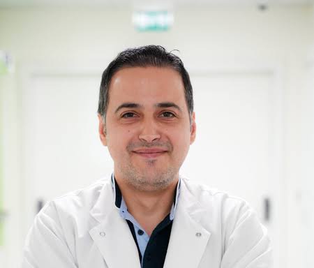 Ky është doktori Denis Godaj që i harroi pacientes fashot në bark gjatë operacionit, e trishtë çfarë i ndodhi asaj