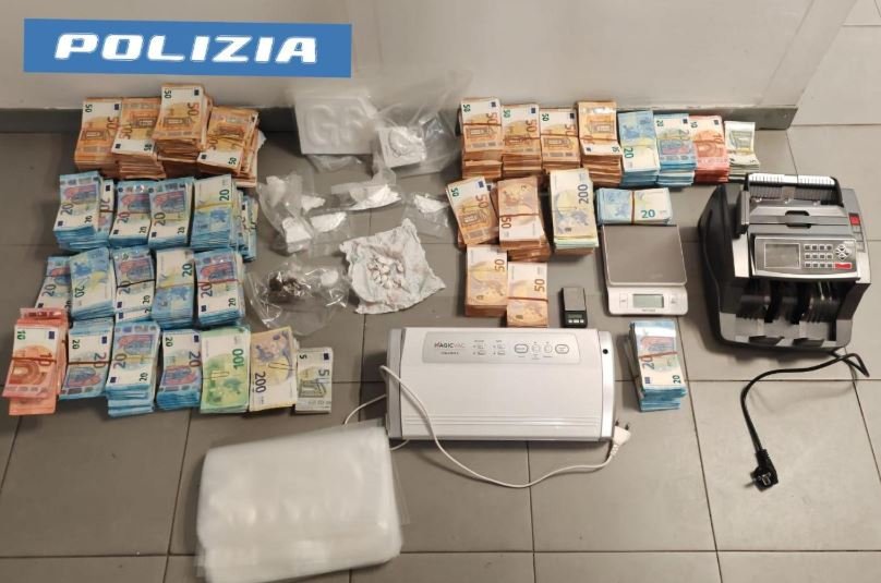 Shqiptari kapet me gjysmë milioni euro cash dhe kokaìnë në furgon! Përplas patrullën e poIicisë, ndalohet dhe gruaja