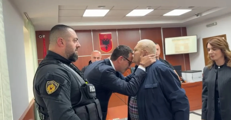 U “MASAKRUA” nëpër komente, Robert Ndrenika REAGON pas suImeve për takimin me Veliajn