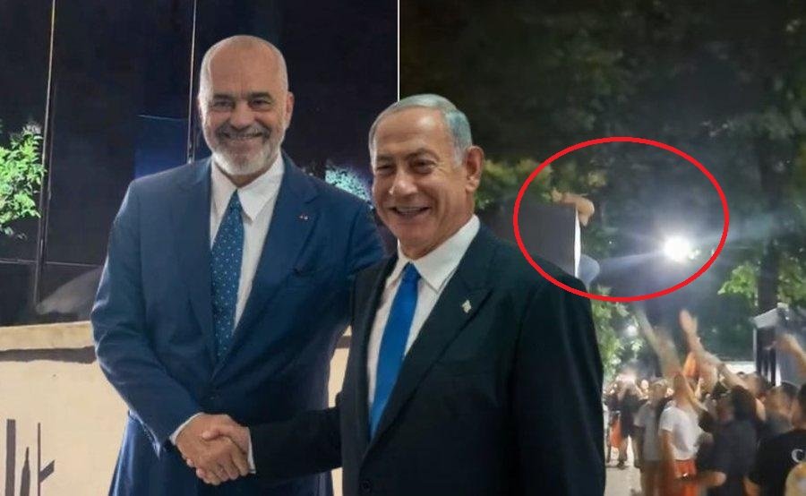 Dalin pamjet e incidentit, një vajzë me maskë shkuI fIamurin e Izraelit te ambasada në Tiranë (Video)