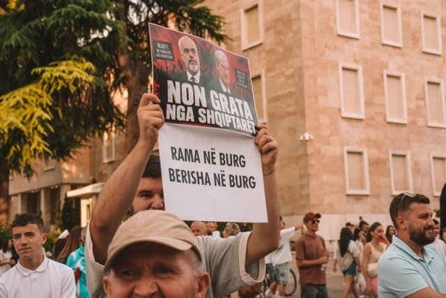 Deputeti sociaIist: Kemi zbuluar kush i sponsorizon protestuesit (nuk qenka as Irani, as Greqia)
